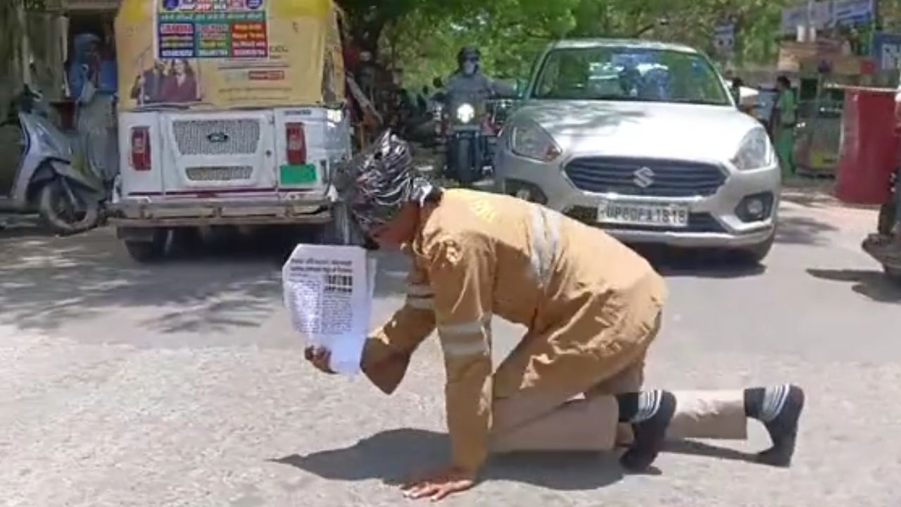 आगरा दीवानी न्यायालय में 'कॉकरोच' बनकर पहुंचे फायरमैन: न्याय के लिए अनोखा प्रदर्शन
