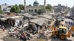 गाजियाबाद में बुलडोजर एक्शन, मस्जिद के पास बनी 14 अवैध दुकानें जमींदोज