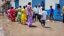 बुराड़ी के जनता विहार में जलभराव से हाहाकार, गंदे पानी में उतरकर लोगों ने किया प्रदर्शन