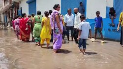 बुराड़ी में जलभराव से हाहाकार, गंदे पानी में उतरकर लोगों ने किया प्रदर्शन