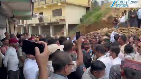 कुपवी कॉलेज मर्जर के खिलाफ फूटा जनाक्रोश, बाजार बंद कर किया प्रदर्शन