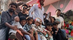 नोटों की माला, हाथ में सिगरेट...बुलडोजर पर सवार दूल्हे की बारात बनी चर्चा का विषय 