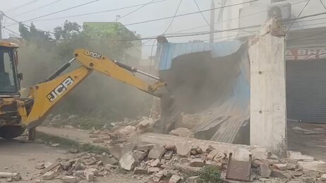 मुजफ्फरपुर में प्रशासन का बुलडोजर एक्शन, NH की जमीन पर बने मकान-दुकान जमींदोज, दोबारा कब्जा करने पर जेल