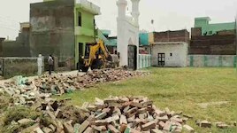 संभल में मुसलमानों के एक और धार्मिक स्थल पर दौड़ा बुलडोजर, अवैध बताकर ईदगाह को ढहाया