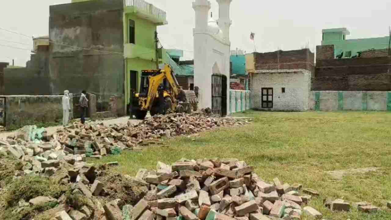 संभल में मुसलमानों के एक और धार्मिक स्थल पर दौड़ा बुलडोजर, अवैध बताकर ईदगाह को ढहाया संभल में मुसलमानों के एक और धार्मिक स्थल पर दौड़ा बुलडोजर, अवैध बताकर ईदगाह को ढहाया