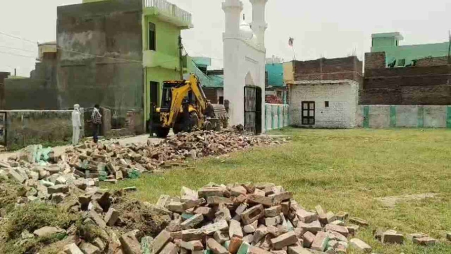 संभल में मुसलमानों के एक और धार्मिक स्थल पर दौड़ा बुलडोजर, अवैध बताकर ईदगाह को ढहाया