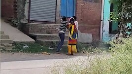 यह मेरी पत्नी है...फर्रुखाबाद में बीच सड़क पर भिड़े दो पति,सिर फटने तक चले लात-घूंसे