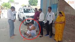 इटारसी में कांग्रेस का अनोखा प्रदर्शन, अंडरवियर-बनियान में धरने पर बैठे पार्षद