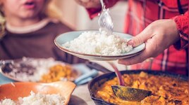 क्या आप भी रात को 9 बजे के बाद करते हैं डिनर, बढ़ सकती है ये समस्या