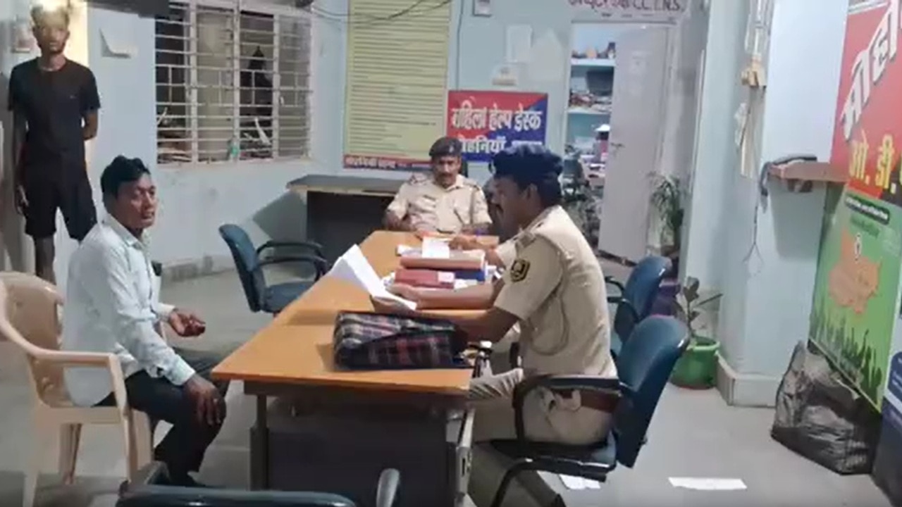 Kaimur News: मोहनिया में किराए के मकान में रह रहे हलवाई के घर चोरी, सोने-चांदी के जेवरात और कैश ले उड़े चोर