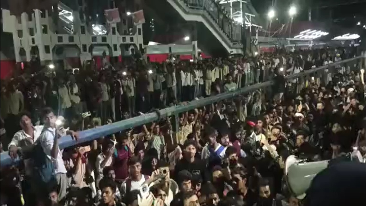 पाटलिपुत्र स्टेशन पर परीक्षार्थियों का बवाल: रेल आईजी जितेंद्र राणा समेत कई पुलिसकर्मी घायल, ट्रेनों के बदले रूट