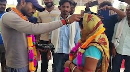 3 बच्चों की मां का 12 साल छोटे युवक से की शादी, रात के अंधेरे में लोगों ने था पकड़ा!
