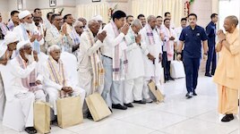 जेवर के किसानों का लखनऊ आगमन: बोले- योगी जी ने हवाई चप्पल वालों को जहाज में बैठाया