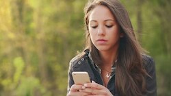 क्या आपका पार्टनर भी चैटिंग के दौरान Hmmm मैसेज कर बातचीत कर देता है खत्म? 