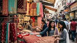 दुल्हनों के लिए जनत्र है भारत का ये बाजार, जहां ₹200 से शुरू होती हैं साड़ियां!