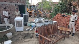 जहानाबाद पुलिस की दबिश, कुर्की-जब्ती के डर से मुख्य आरोपी ने थाने में किया सरेंडर