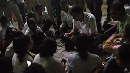 कटिहार समाहरणालय में जमीन पर बैठी छात्राएं, तो बगल में ही बैठ गए DM, सुनीं शिकायतें