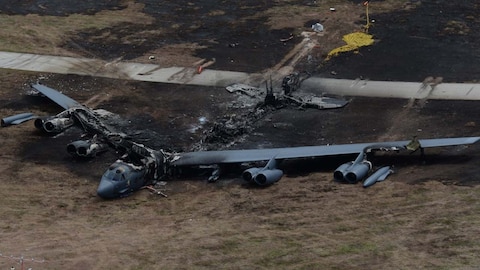 US B 52 bomber crashes after takeoff 950 crore Rupees loss incident occurs  in California उड़ान भरते ही पंख कटे पक्षी की तरह गिरा US का B-52 बॉम्बर, पल  भर में स्वाहा