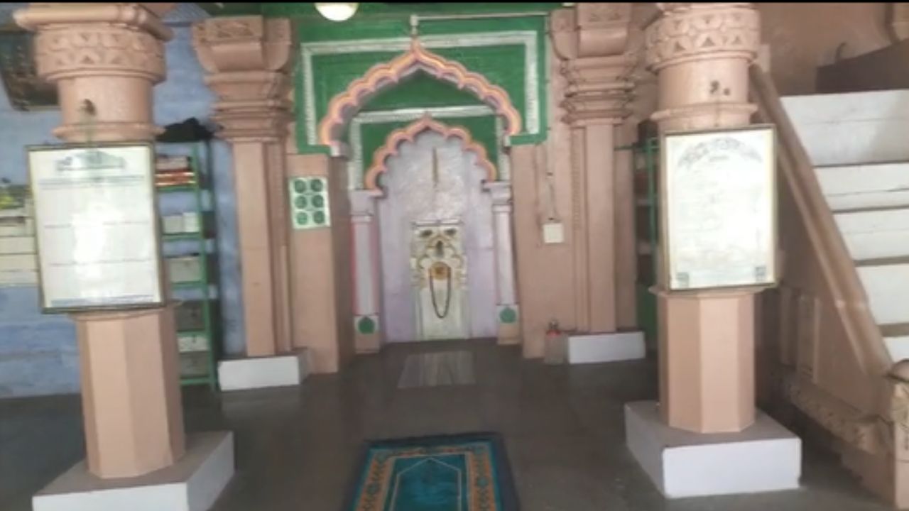 काशी स्टेशन के विकास की राह में 900 साल पुरानी मस्जिद! रेलवे के नोटिस से मचा बवाल