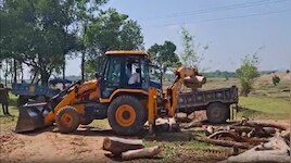वन विभाग का बुलडोजर एक्शन, अवैध आरा मिल ध्वस्त, कीमती लकड़ियां और मशीन जब्त