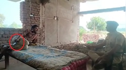 पुलिसवालों पर पिस्तौल ताने युवक का वीडियो वायरल, दिमागी रूप से बीमार है आरोपी!