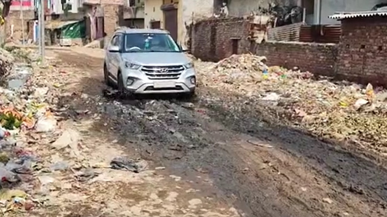 टूटी सड़क.. खुले नाले और गड्ढों से बढ़ी परेशानी, मुकुंदपुर की 60 फुटा रोड बनी मुसीबत