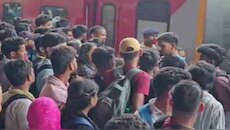 सिपाही भर्ती अभ्यर्थियों ने राजधानी ट्रेन में जबरन घुसने की कोशिश की, हुआ लाठीचार्ज