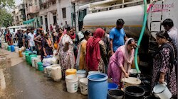दिल्ली में कई इलाकों पानी की सप्लाई बाधित, पानी भरने के लिए लंबी लाइनों में लगे लोग 