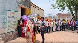 कैमूर में खाद के लिए हाहाकार, धूप में तड़पते किसान, सोता प्रशासन!