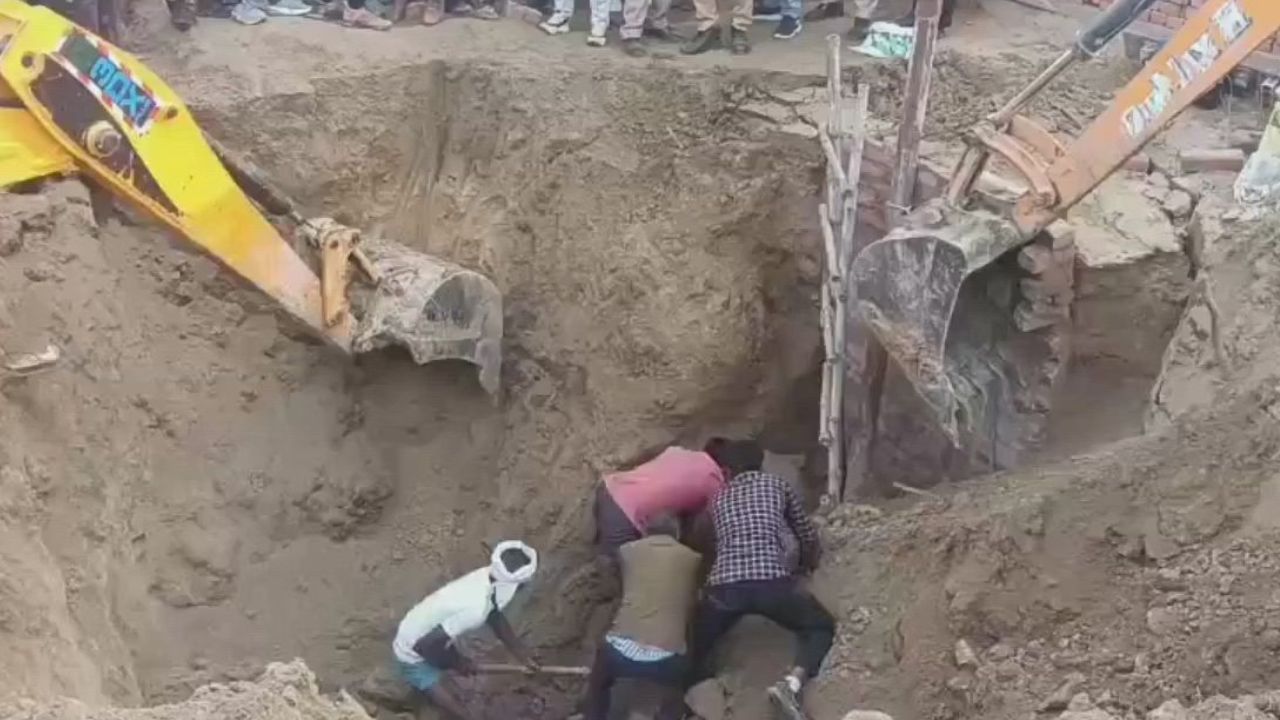 हरदोई में 20 फीट गहरे गड्ढे में जिंदा दफन हुआ किसान, तीन घंटे चला रेस्क्यू लेकिन नहीं बच सकी जान