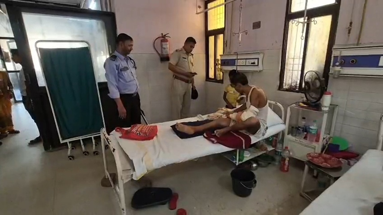 मुजफ्फरपुर SKMCH अस्पताल के वार्ड में शराब पीते मरीज के परिजन गिरफ्तार, कोल्ड ड्रिंक की बोतल से देसी शराब बरामद