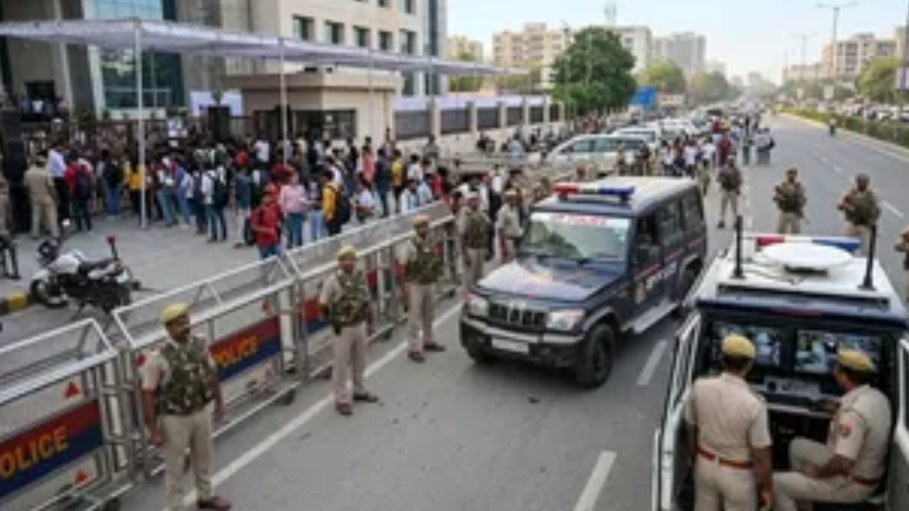 NEET EXAM को लेकर यूपी के 59 जिलों में पुलिस अलर्ट! सोशल मीडिया पर निगरानी