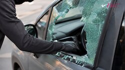 करनाल में दिनदहाड़े कार का शीशा तोड़कर चोरी, CCTV में कैद हुई वारदात