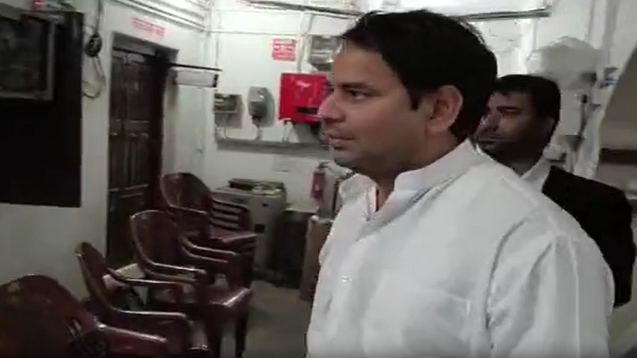 प्रेस कॉन्फ्रेंस के बाद सीधे थाना पहुंचे तेज प्रताप, आकाश यादव के खिलाफ कराया केस दर्ज