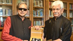 शशि थरूर का वो एक बयान और कांग्रेस में 'विस्फोट', कश्मीर मुद्दे पर घिरी पार्टी