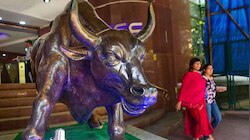 सुस्ती के बीच घरेलू न‍िवेशकों का हौंसला बुलंद, SIP से जमकर आ रहा मार्केट में पैसा