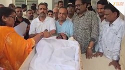 कफन ओढ़कर ताबूत में लेटा कांग्रेस नेता, इटारसी अस्पताल की बदहाली के खिलाफ प्रदर्शन