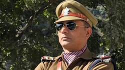 ड्यूटी से लौटते समय रात में पुलिस जवान की कार गहरी खाई में गिरी