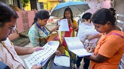रुद्रपुर में घर-घर जाकर हो रहा वोटर लिस्ट का सत्यापन, काम करने वाले BLO सम्मानित