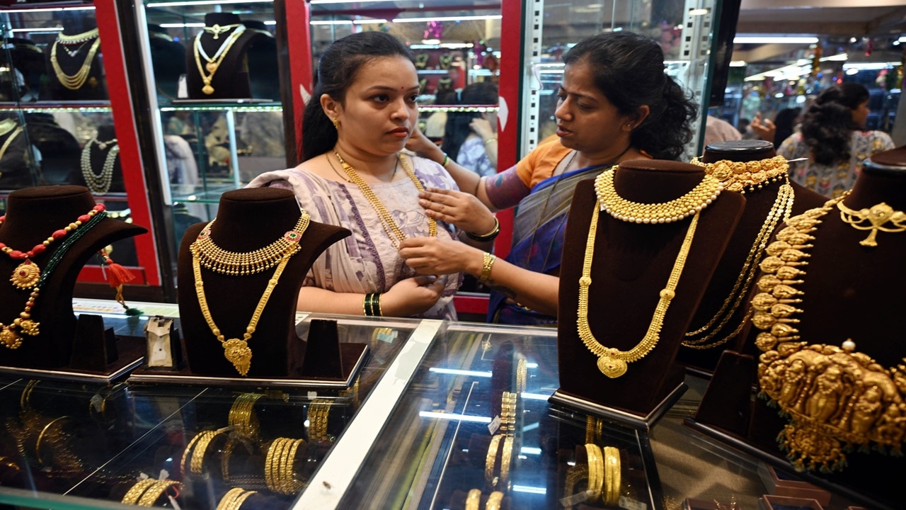 Gold Rate: सोने में 10 साल की सबसे बड़ी गिरावट! चांदी रह गई आधी...10 ग्राम गोल्ड का आज का भाव, आगे क्या होगा?