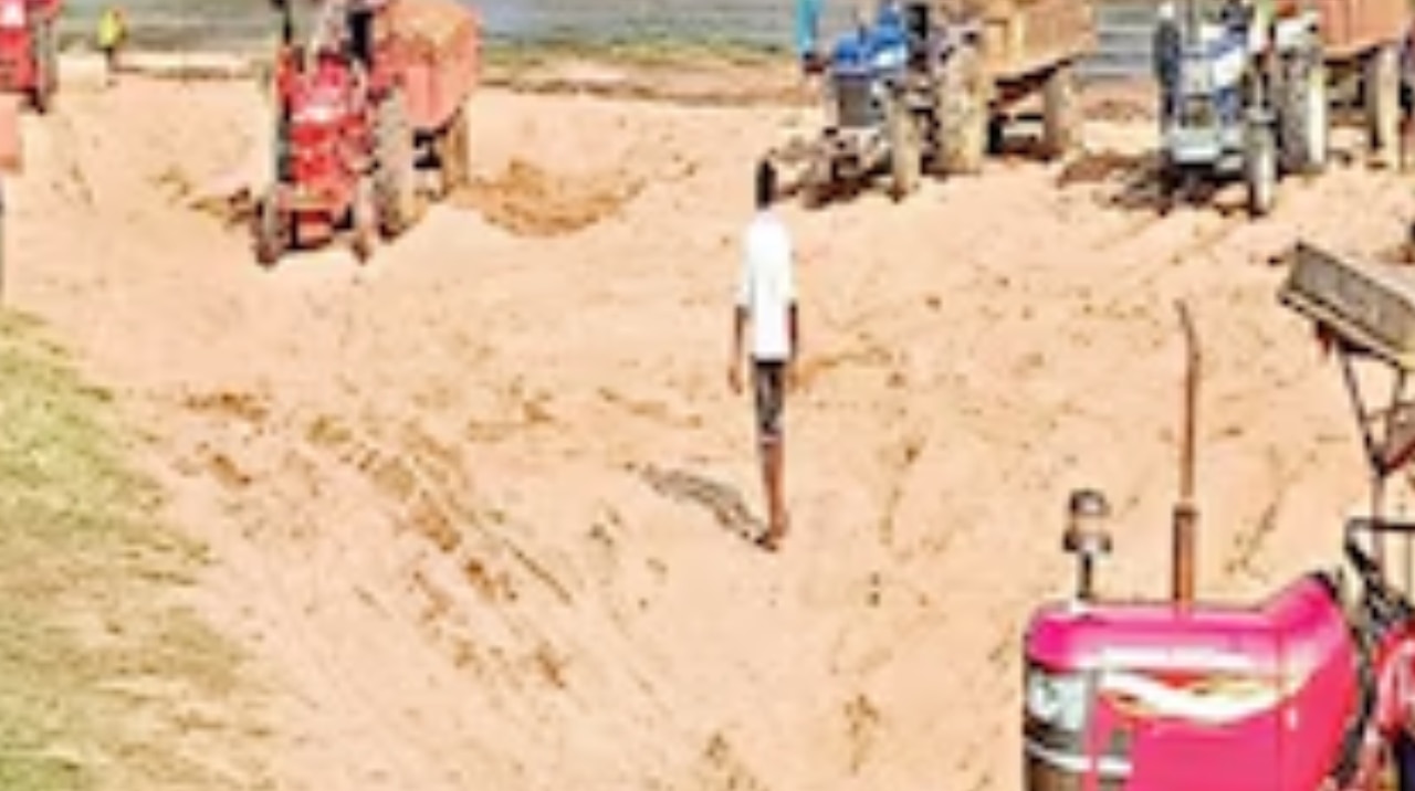 मुजफ्फरपुर में अवैध खनन पर प्रशासन का डंडा; बूढ़ी गंडक नदी से अवैध बालू ढोते 2 ट्रैक्टर जब्त, लाइनर समेत 3 गिरफ्तार