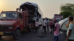 आगरा-लखनऊ एक्सप्रेसवे पर भयंकर हादसा, ट्रक से टकराई डबल डेकर बस; 2 की मौत; 28 घायल