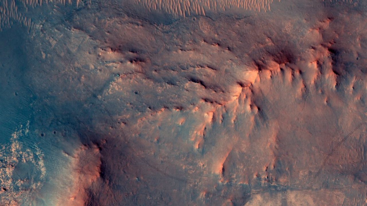 NASA ने शेयर की तस्वीर....मंगल की लाल मिट्टी के बीच छुपा है रोवर, 99% लोग पहली नजर में खा गए धोखा... क्या आपको दिखा?
