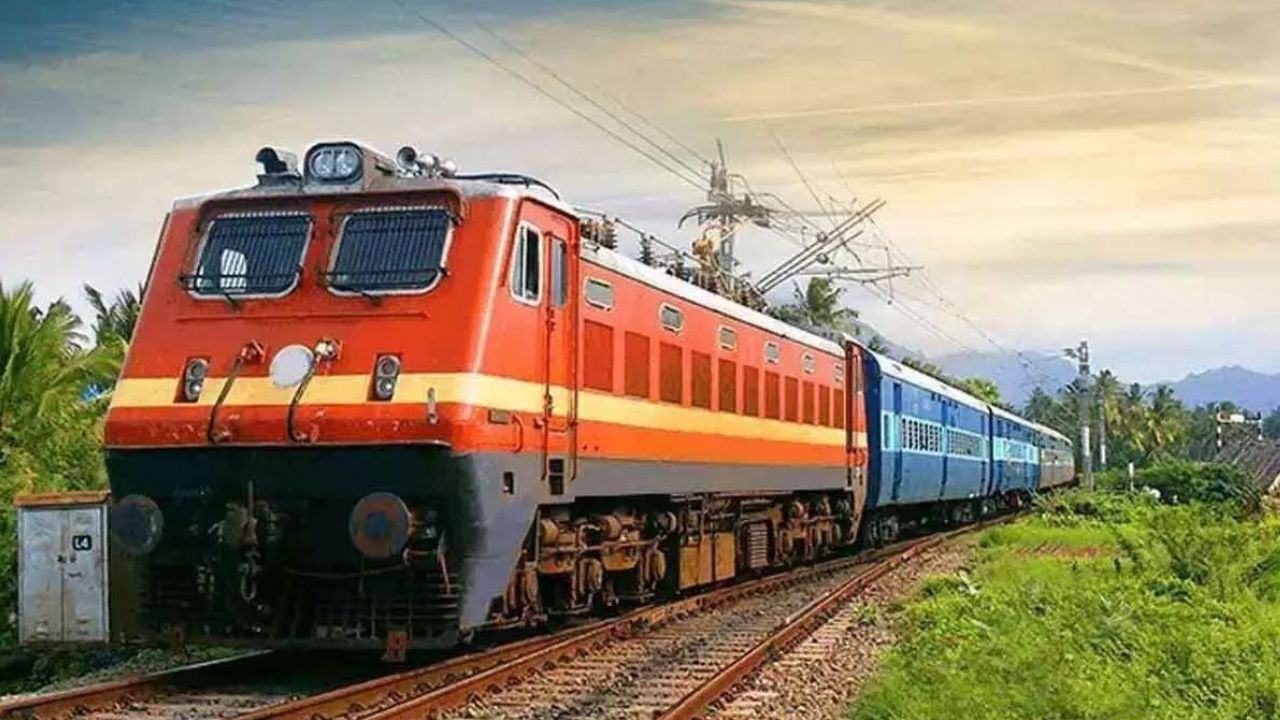 new superfast weekly train from delhi bihar chapra 10 stoppage in uttar Pradesh know route and timings | यूपी के यात्रियों को बड़ी सौगात! 28 जून से दौड़ेगी नई सुपरफास्ट ट्रेन, लखनऊ-कानपुर