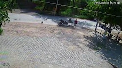 इटावा में दो बाइकों की जबरदस्त टक्कर, खौफनाक मंजर सीसीटीवी में कैद; वीडियो देखिए 