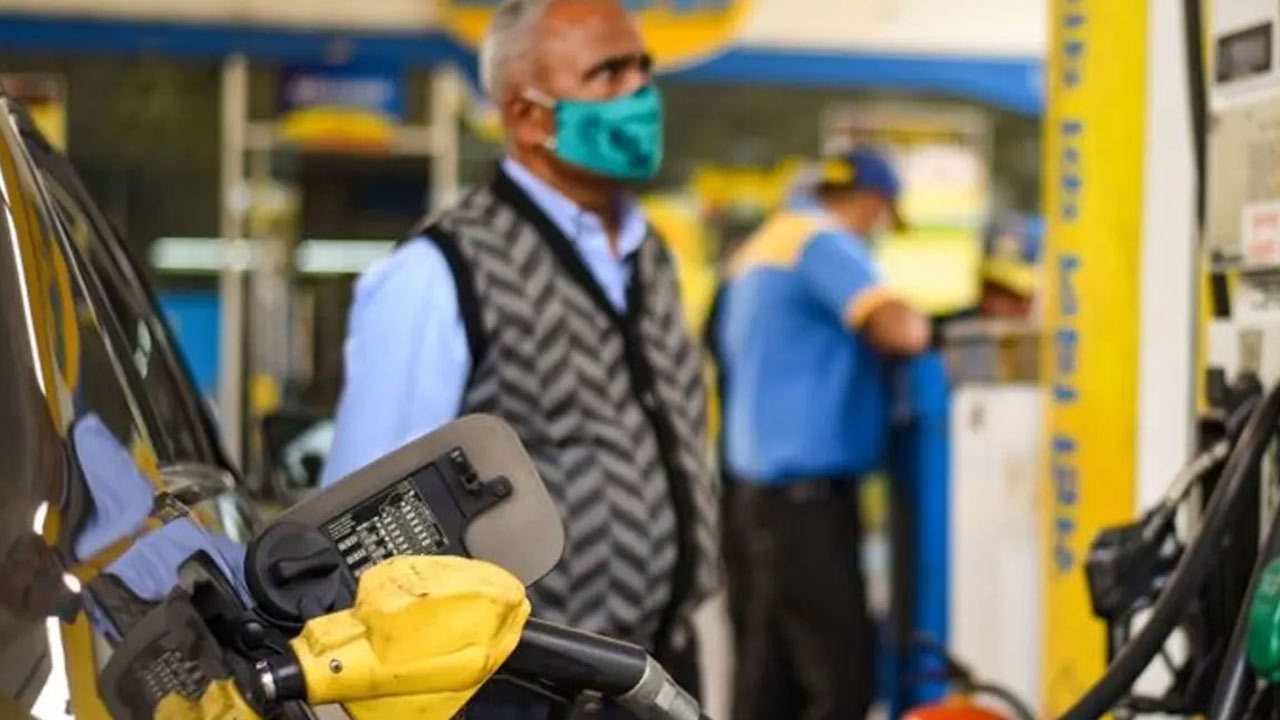 Crude Oil: क्रूड ऑयल में राहत जारी, 70 डॉलर से नीचे आया रेट; देश में कब सस्‍ता होगा पेट्रोल-ड‍ीजल?