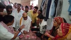 बैठे रह गए बिहार कांग्रेस के नेता, भरत तिवारी के परिजन से अजय राय ने की मुलाकात