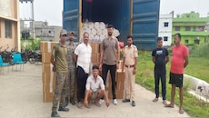 उत्पाद विभाग की बड़ी कार्रवाई: धनहा चेक पोस्ट पर 10 चक्का ट्रक से कफ सिरप बरामद
