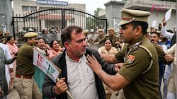 Manisha Death Case: भूख हड़ताल पर बैठने निकले पिता को पुलिस ने हिरासत में लिया