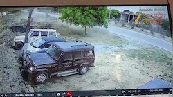 बेकाबू कार सड़क से उतरकर गड्ढे में पलटी, सामने आया रोंगटे खड़े करने वाला वीडियो